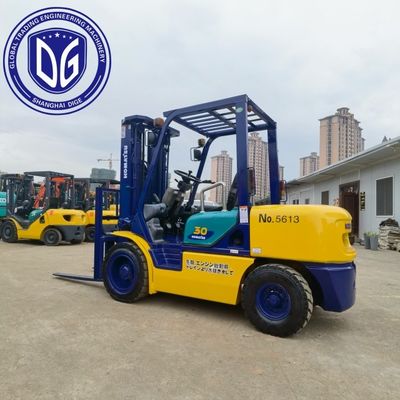コマツー3トンのフォークリフト 最大掘削高さ5180mm 最大掘削半径5125mm 重荷の持ち上げと操作のために