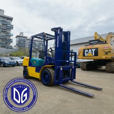 コマツー3トンのフォークリフト 最大掘削高さ5180mm 最大掘削半径5125mm 重荷の持ち上げと操作のために