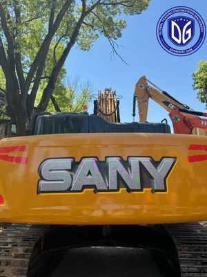 生産的な使用 Sany SY235 23.5トンのクローラー掘削機 優れた状態