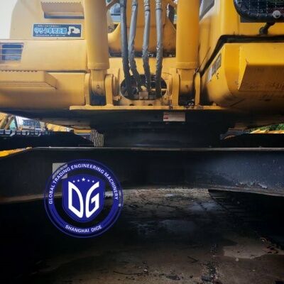 中古の小松製油圧ショベル PC130 13トン 0.5m³バケット付き